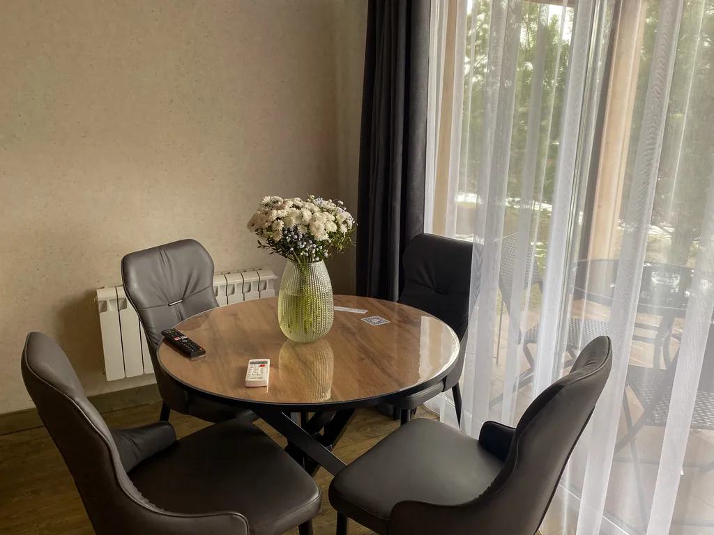 Уютный коттедж в лесу у пруда