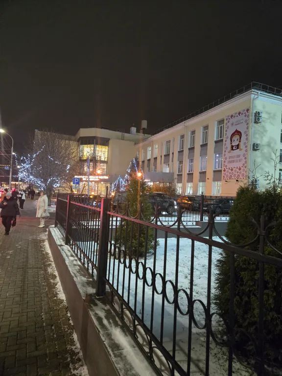 Центрее не бывает! Сразу за памятником ленина в стиле есенинская русь