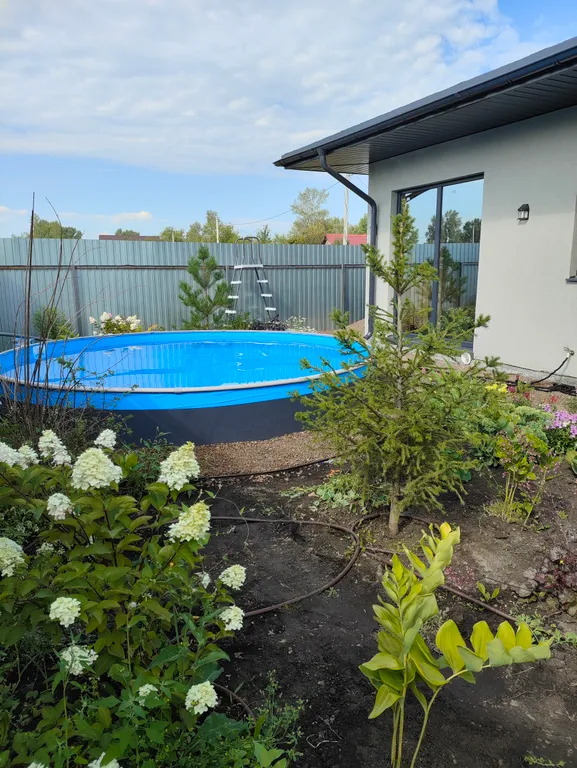 Уютный дом с баней из липы и уличным бассейном