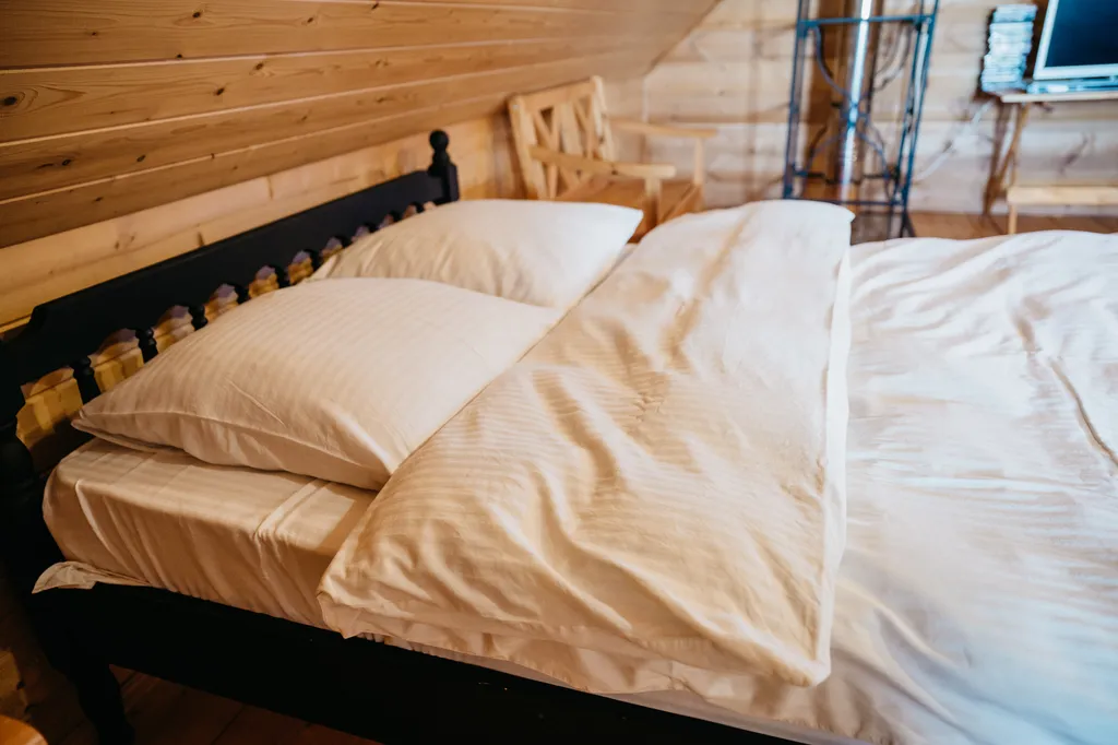 Уютный деревянный домик на берегу пруда с баней