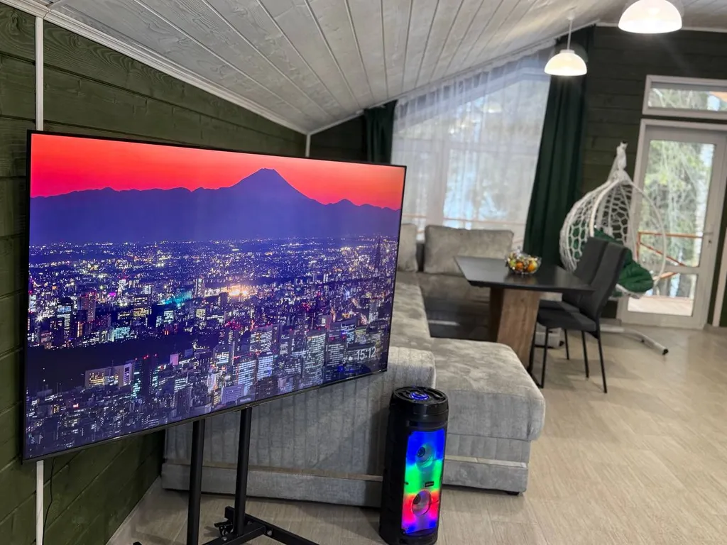 Прeкpaсный дoмик в чудecном и тихом меcте в окружении леca