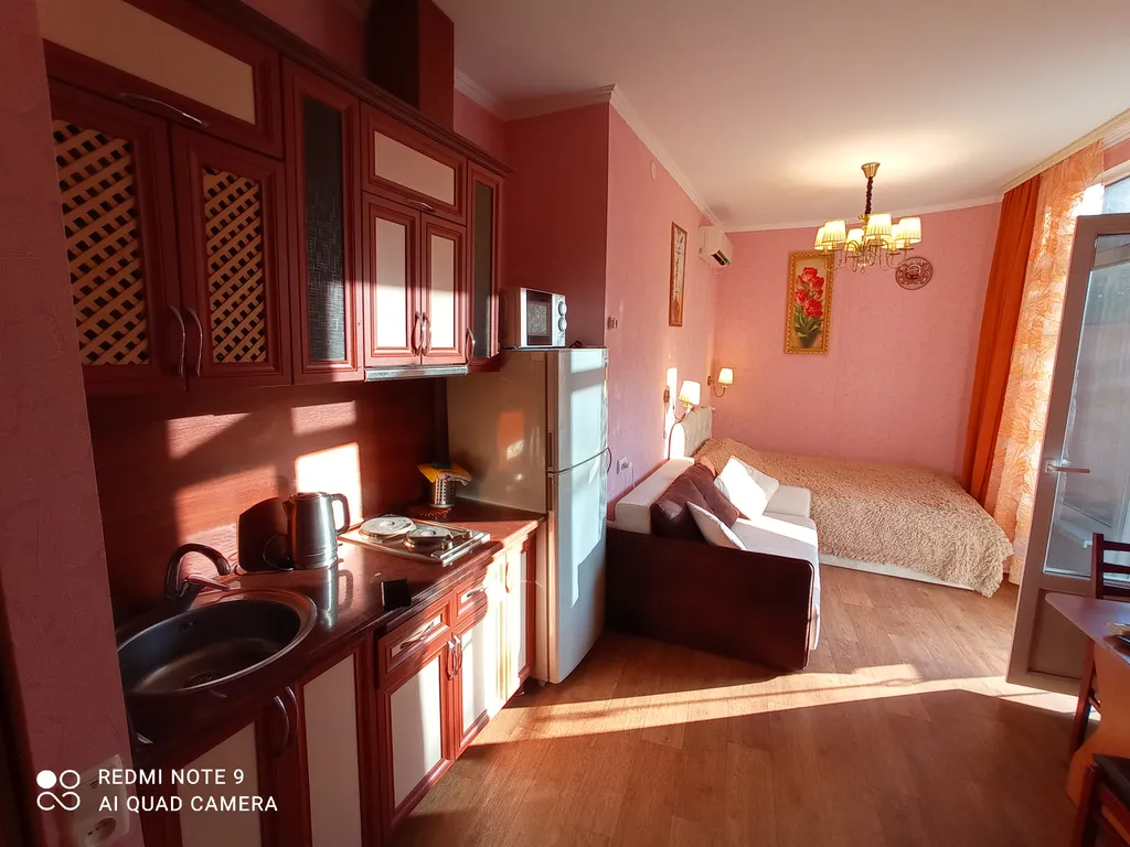 Комфортная квартира-студия с балкончиком в центре Алупки у дворца