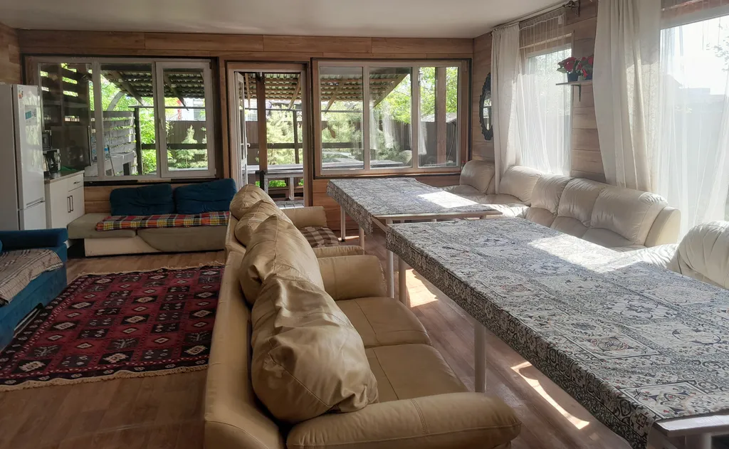 Коттедж в центре, ванны нет, зал и 3 спальни