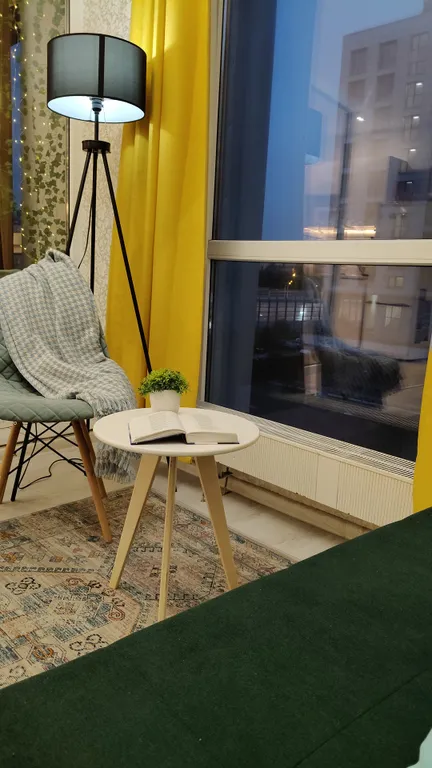 Уютная вместительная квартира с кондиционером краски акварели