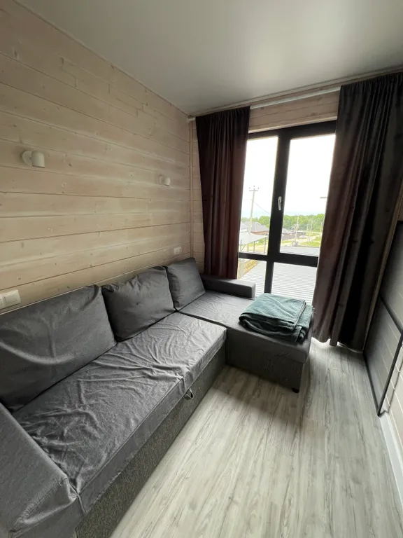 Домик в лесу с верандой и видом на море