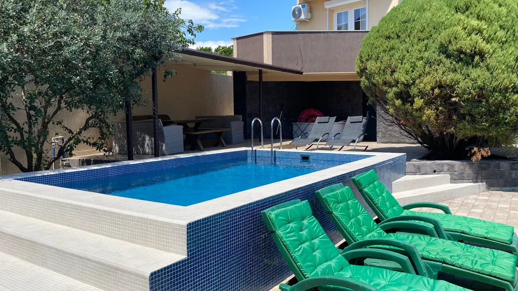 Коттедж с бассейном