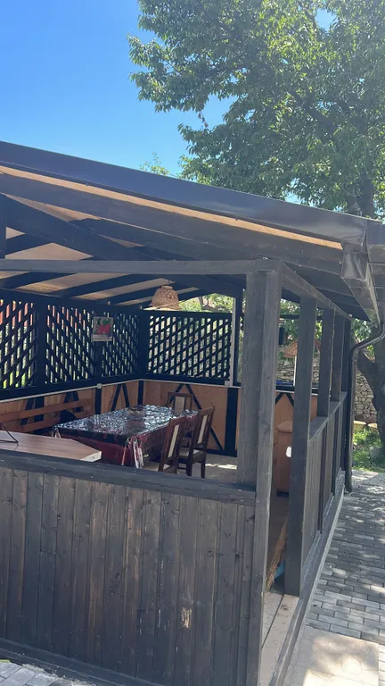 Розовый дом в горах