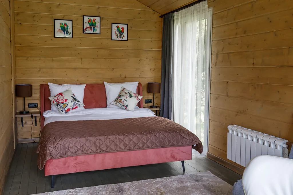 Коттедж в лесу у пруда