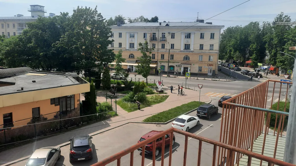 Просторная современная сталинка, в центре рядом с ресторанами и кафе