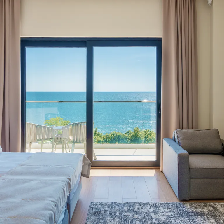 Трехместный номер комфорт с видом на море