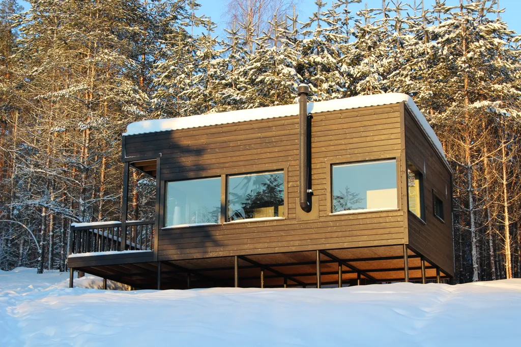 Домик в диком лесу на берегу реки