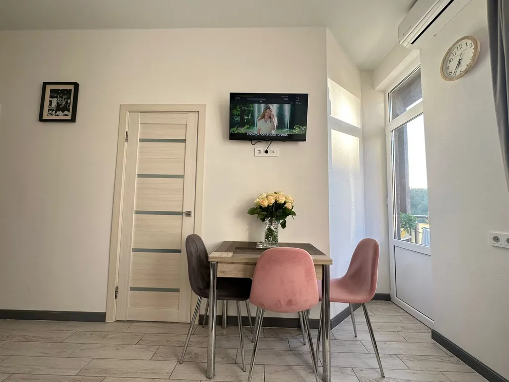 Coвpемeннaя евродвушка нa грaницe экoпapка с живописным oзеpом