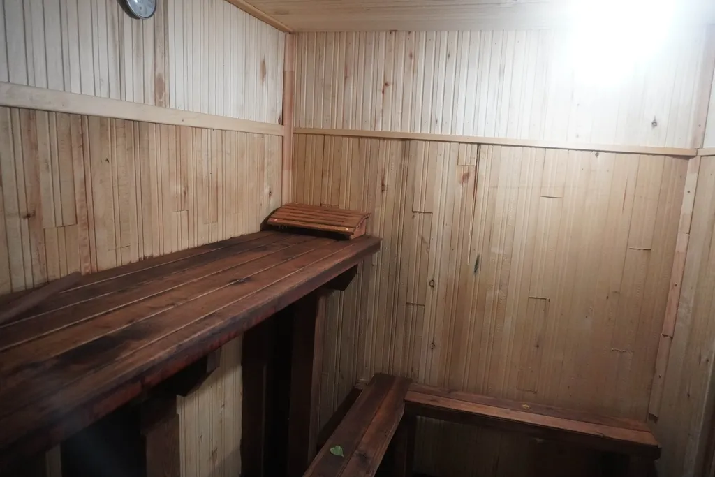 Домик на горке с баней