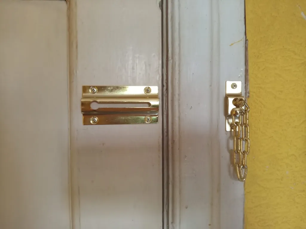 Просторная комната с персональным компьютером