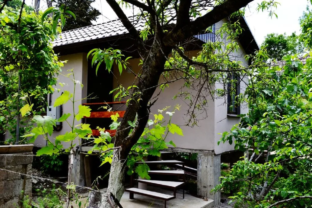 Коттедж Отдельный домик с террасой — аренда посуточно в Дедеркой