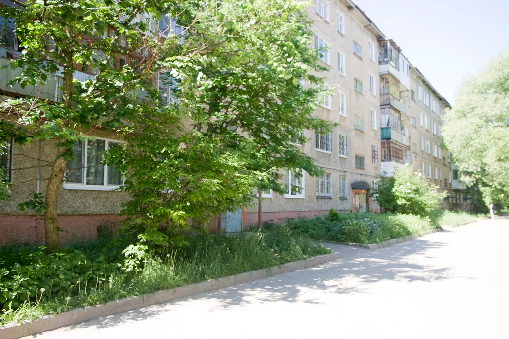 Однокомнатная с зеленым диваном и теплым полом