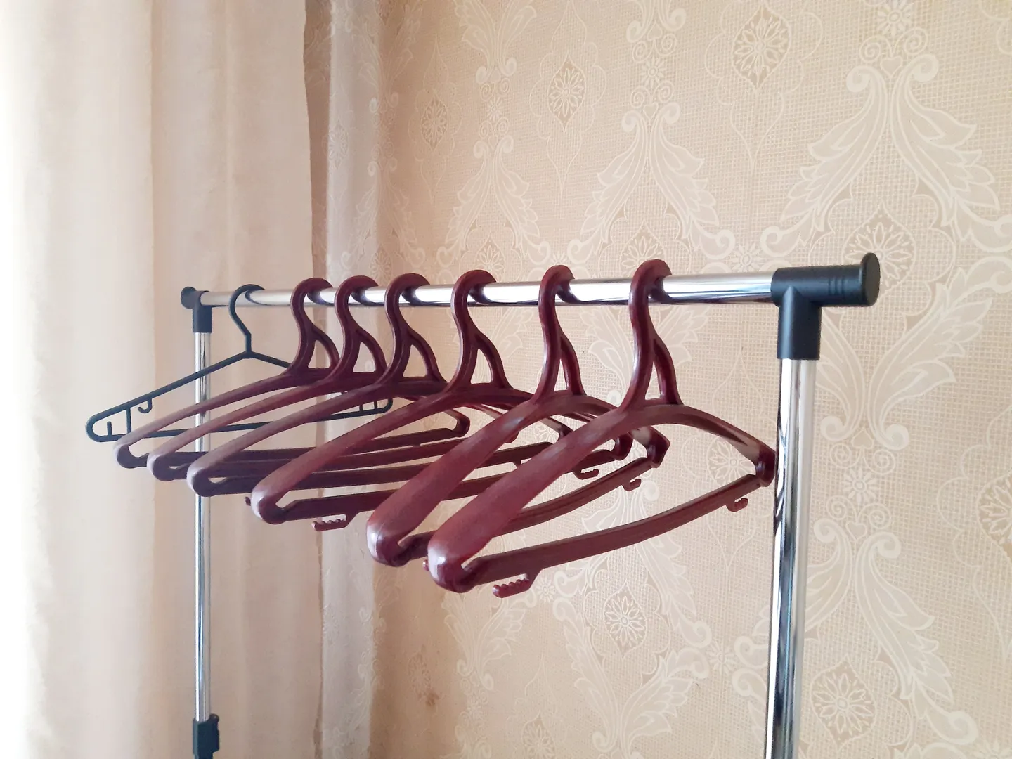Плечики, напольная вешалка