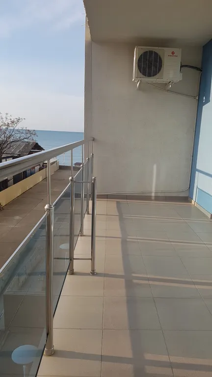 Двухкомнатная квартира на берегу моря