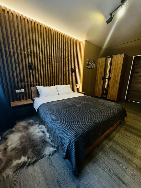 Премиальный Гостевой Дом в темных тонах с видом на горы