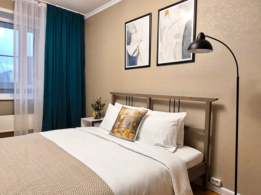 Солнечная двухкомнатная квартира с видом на город