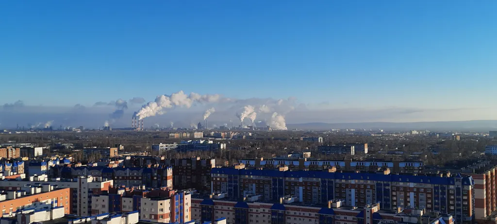 Смотровая квартира с панорамным видом на город с диваном и кроватью