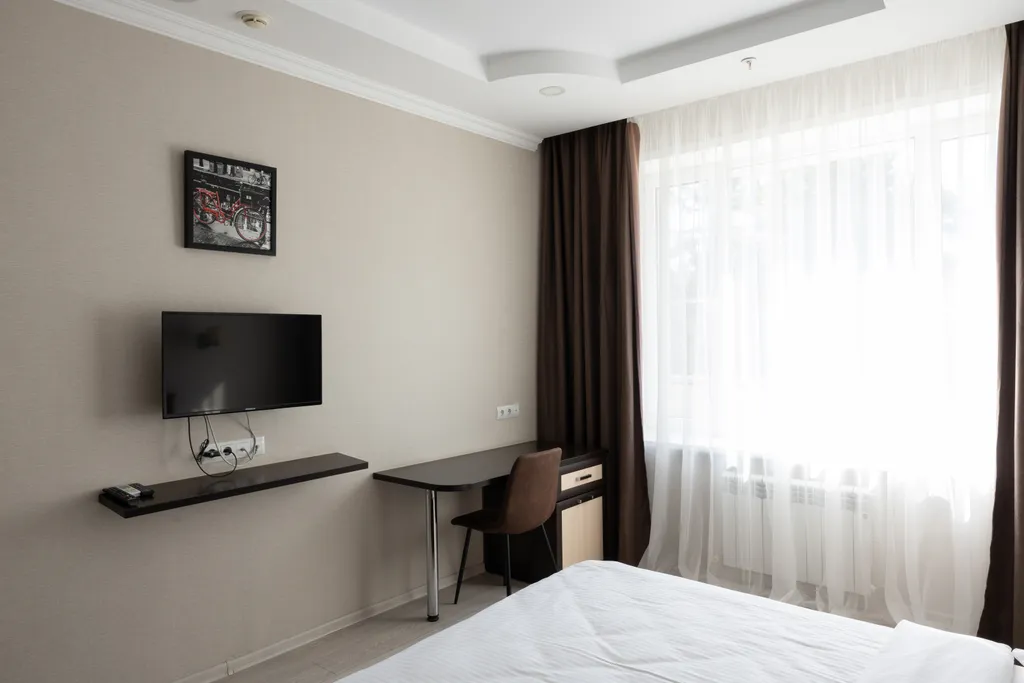 Номер в отеле с двуспальной кроватью и кондиционером