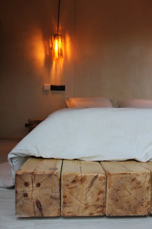 Дом с ванной у панорамных окон и высокой террасой в лесу