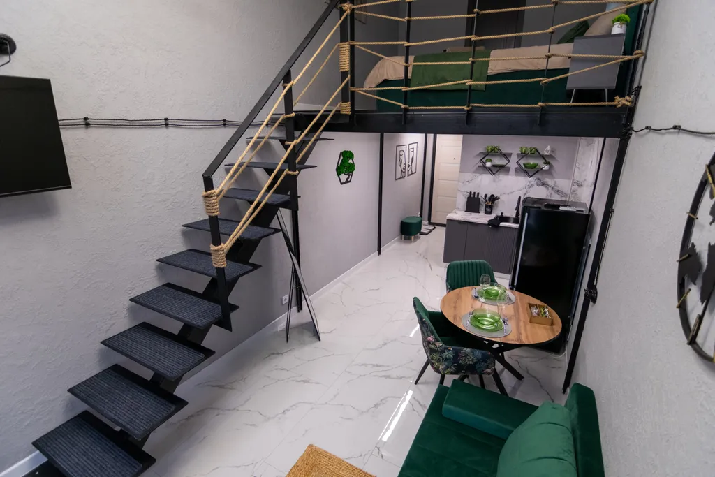 Двухуровневая студия с стильным современным ремонтом