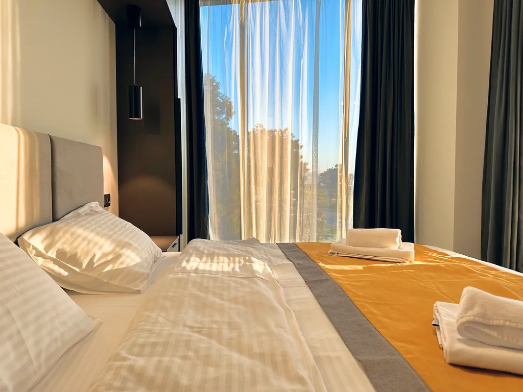 Просторный партамент с отдельной спальней  Шикарный вид на море