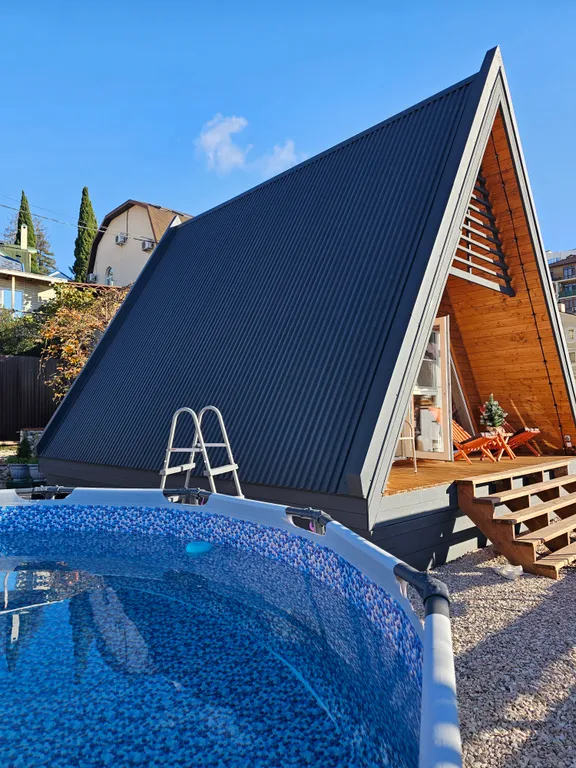 Дом а-фрейм с банным чаном, бассейном, беседкой, парковкой в Сочи