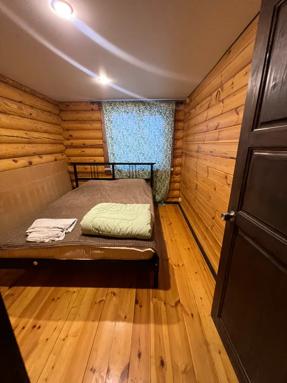 Деревянный дом с бассейном