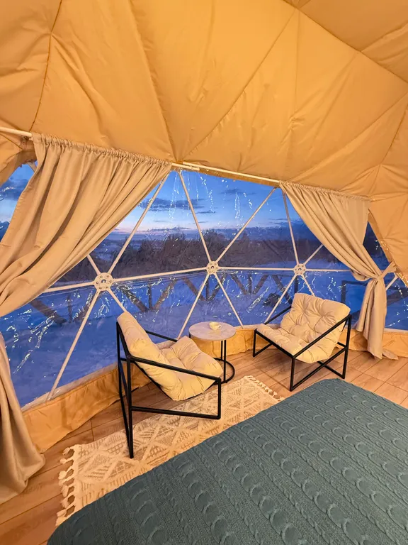 Купольный домик в окружении леса