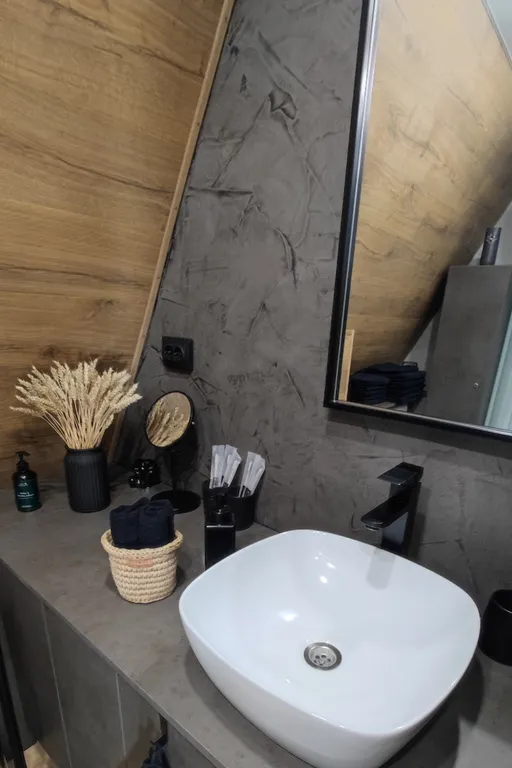 Панорамный домик с теплым бассейном в пяти минутах ходьбы от города