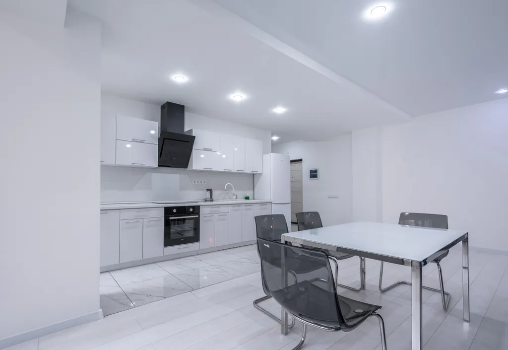 Белоснежная квартира с яркими акцентами в ЖК Центральный