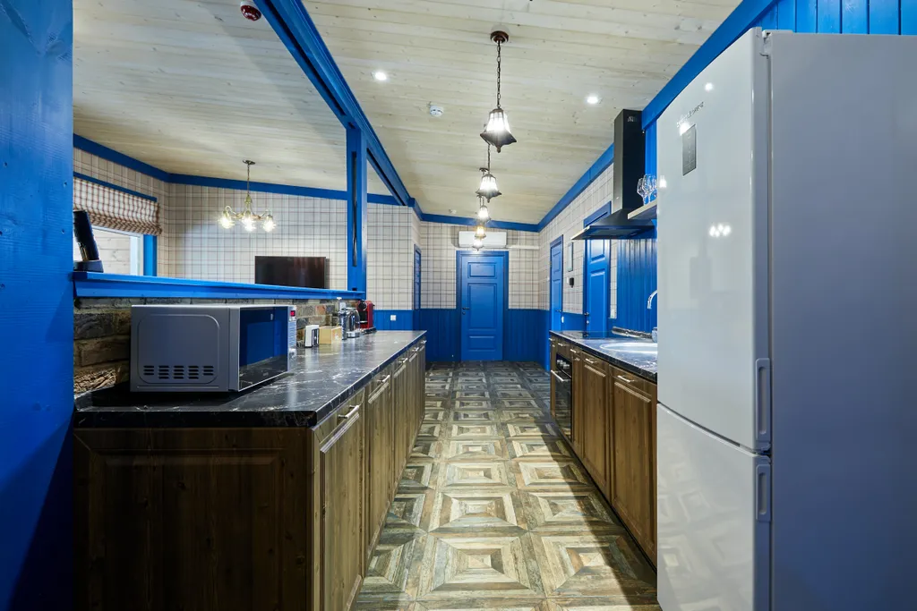 Большой коттедж с 5 спальнями, камином и террасой, Василек