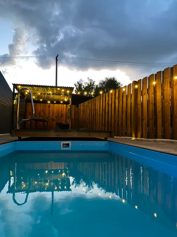 Дом на озере с бассейном