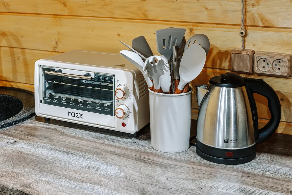 Коттедж с бассейном в лесу