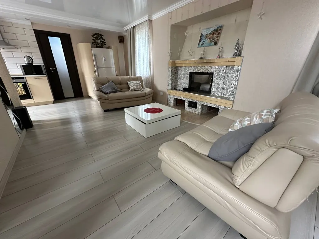 Уютный домик с бассейном в черте города