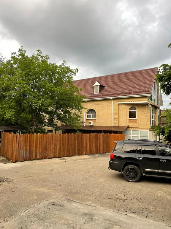 Большой дом с баней, бассейном, мангалом и парковкой