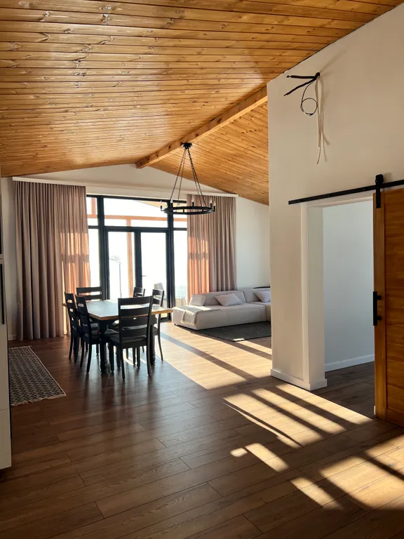 Домик на холме с видом на лес и горы