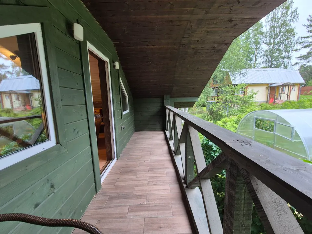 Двухэтажный загородный дом рядом с озером