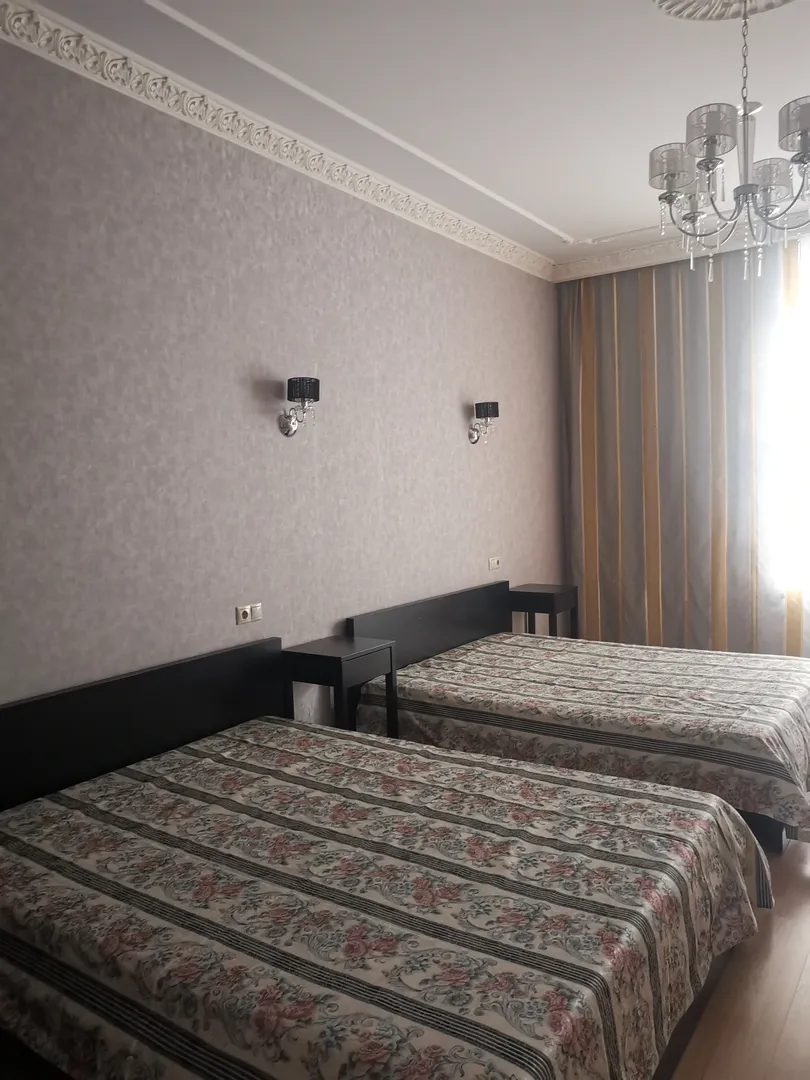 Спальня 28кв, окна на Лиговский