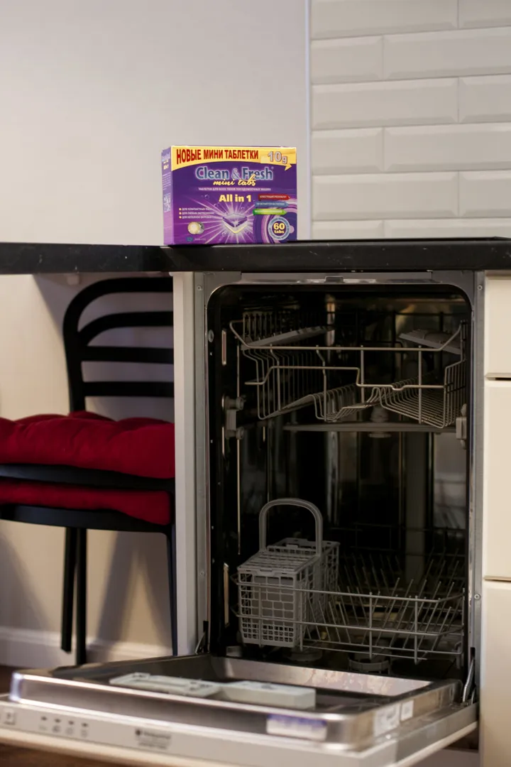 Посуду можно мыть в посудомоечной машине и средсва для нее Вы на кухне