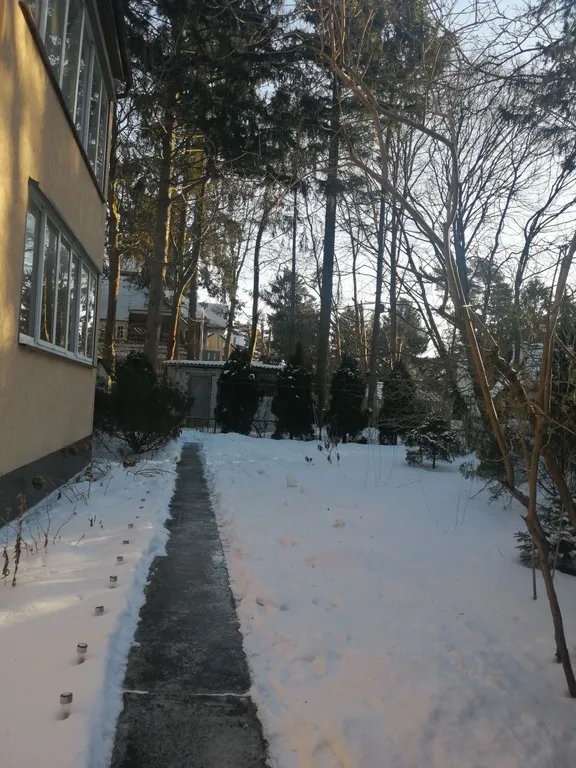 Уютный просторный дом с камином электрическим