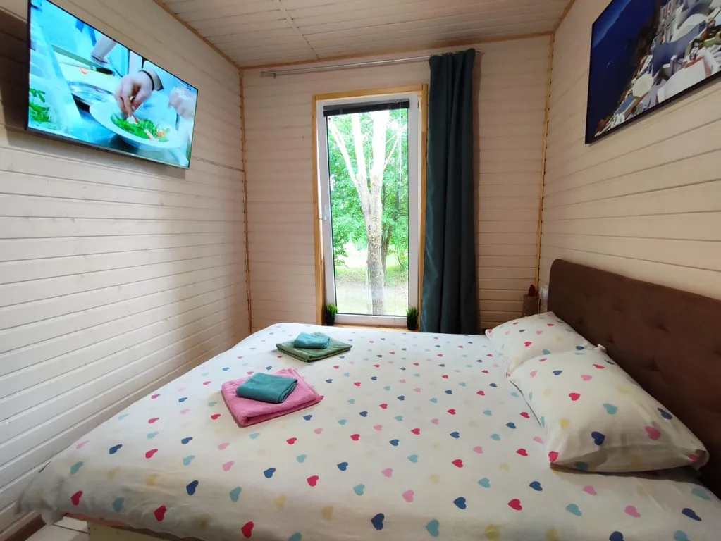 Домик в лесу с собственной горячей купелью 15 минут до центра города