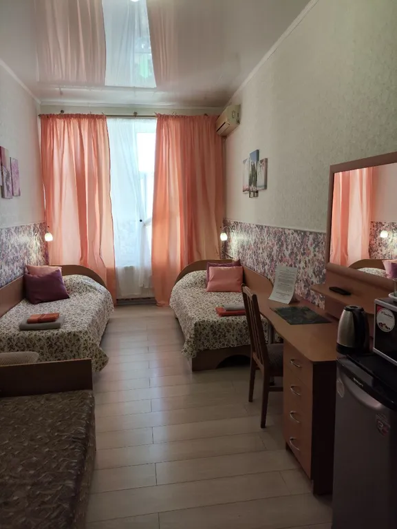 Трехместный номер с 2  кроватями и диваном. Стандарт с видом на море.