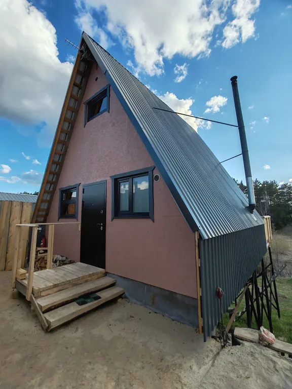 Коттедж Дом у живописного леса, на берегу ручья. — Ушакова