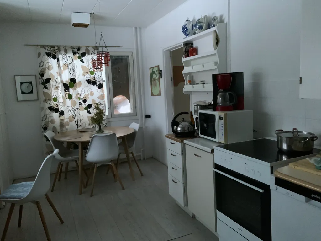 Уютный дом с камином рядом с центром