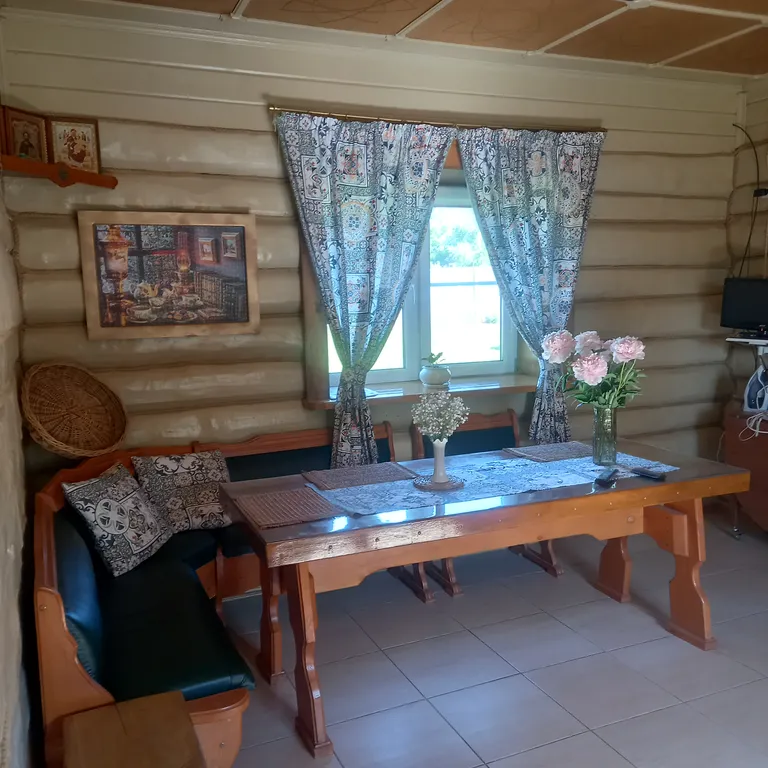 Дом у пруда