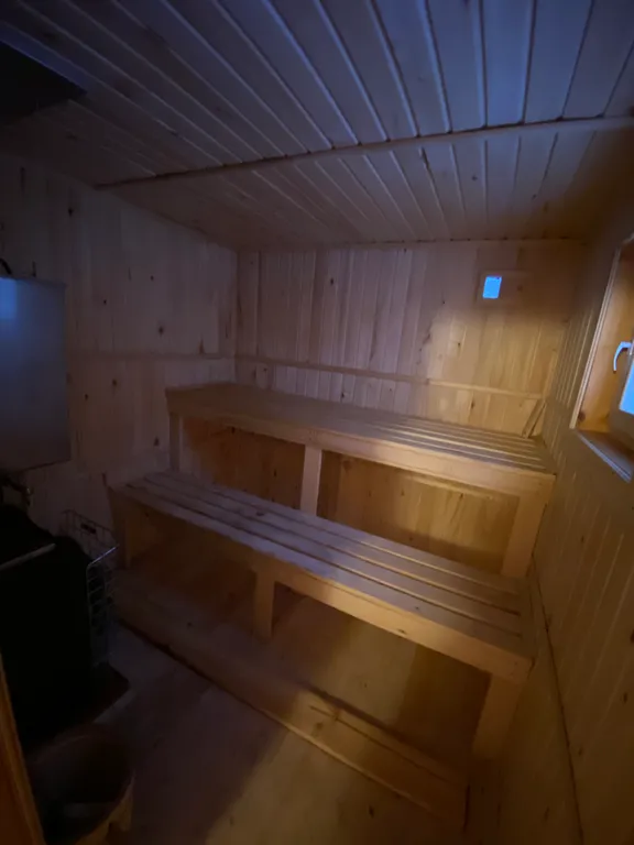 Уютный дом у леса и озера